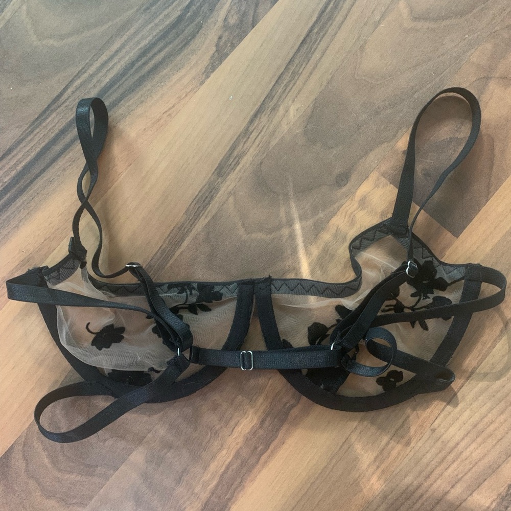Mesh and lace appliqué underwire bra